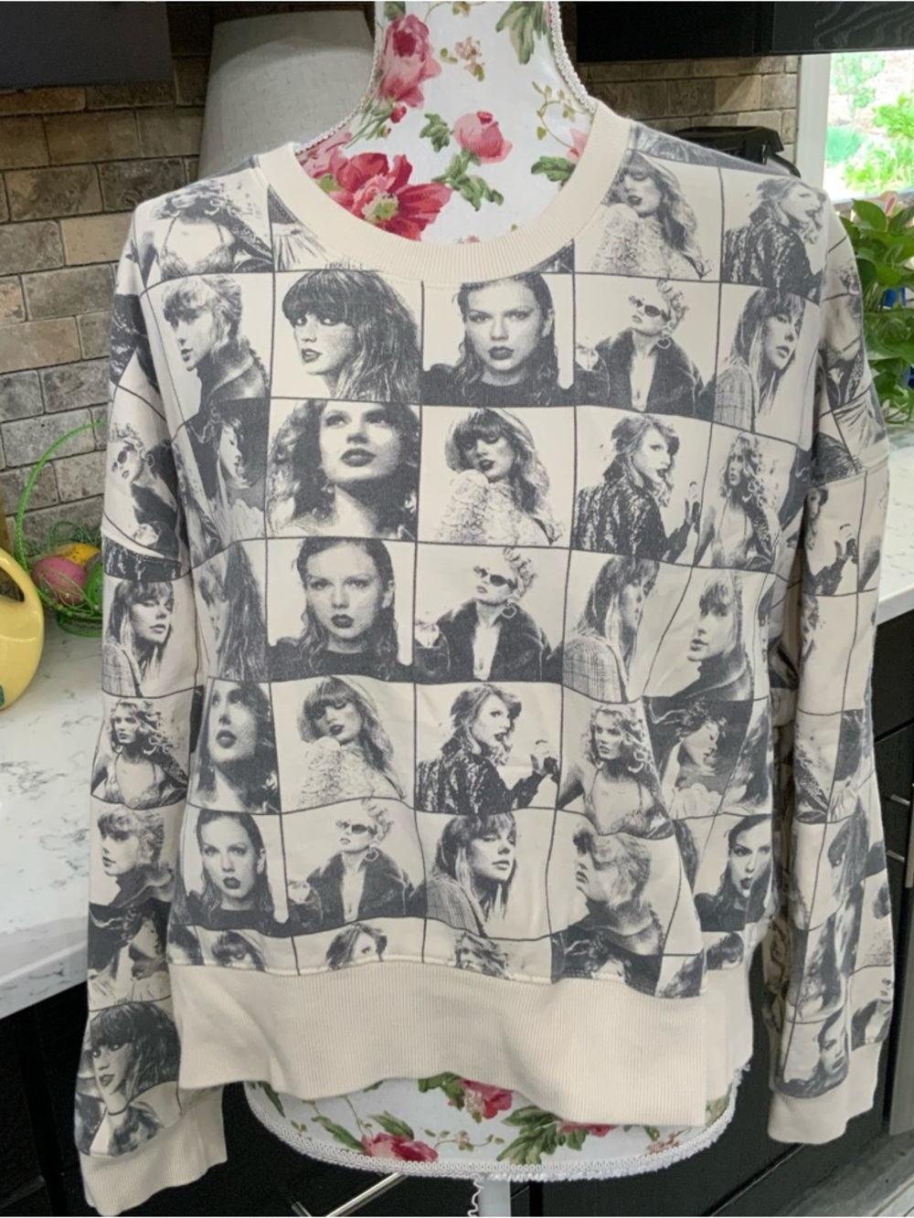 Taylor Swift The Eras Tour Official Merch Women’s Large Cropped Sweatshirt Photo